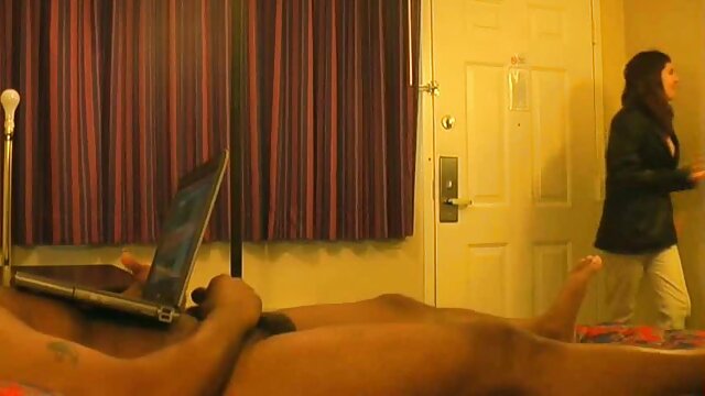 L'infirmière monte au deuxième étage et se donne dans la film porno complet streaming vf chatte au meilleur ami du mari chauve
