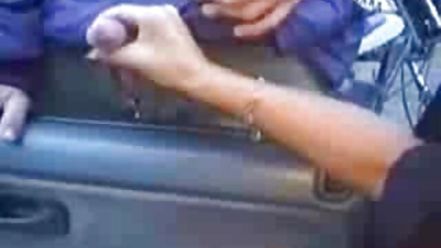 Brunette suce une bite au chauffeur dans film complet pourno une voiture