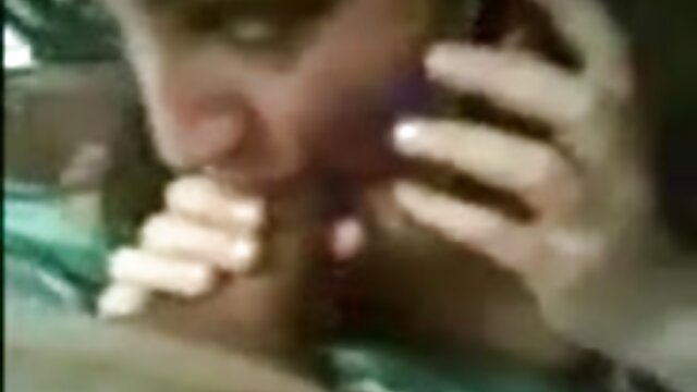 Brunette insère des jouets dans porn french complet le cul devant une webcam