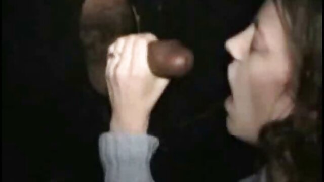 Un mec gonflé dans différentes poses met une femme film complet italien porno mûre sur une bite