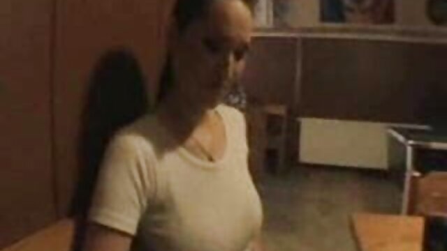 Une blonde chaude film porno complet youtube en vêtements mouillés suce sa voisine de l'étage supérieur dans le couloir