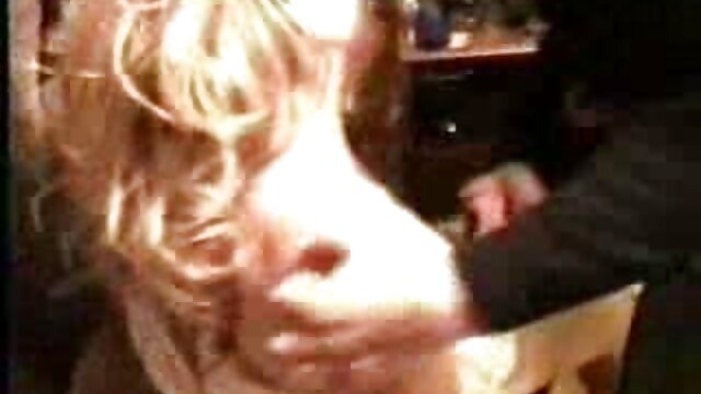 Une fille aux lèvres charnues et aux dents blanches ouvre grand la bouche devant une film gratuit complet porno webcam