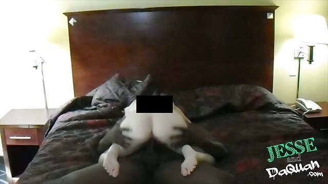 Le mec dans la salle de bain a léché la fente de sa copine et l'a film porno en entier baisée dans le cul