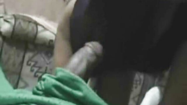 Femme écarte les jambes devant une machine sexuelle allongée sur le film porno streaming complet vf sol