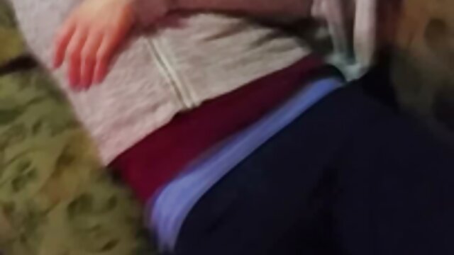 Deux video x complet gratuit blondes sucent la grosse bite d'un mec dans la salle de bain