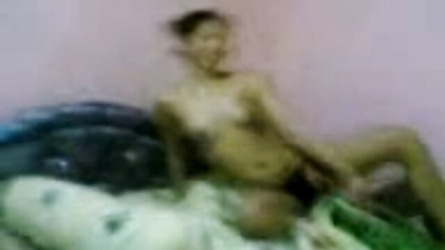 Fille rousse aux hentai film complet gros seins montre son corps devant la caméra